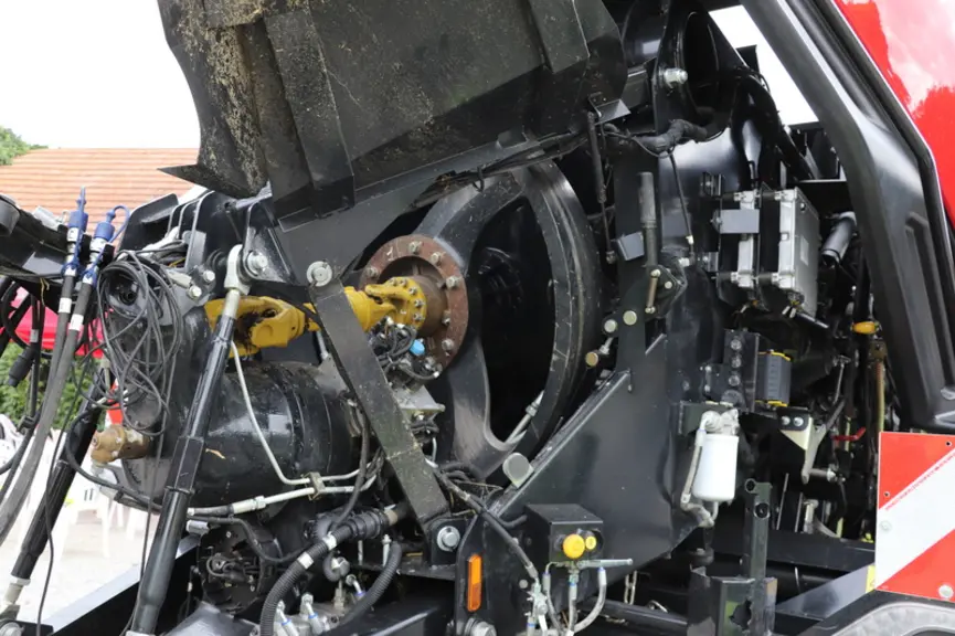La presse à haute densité Case IH LB 436 HD adopte une transmission powershift pour animer le volant d'inertie. © D. Laisney