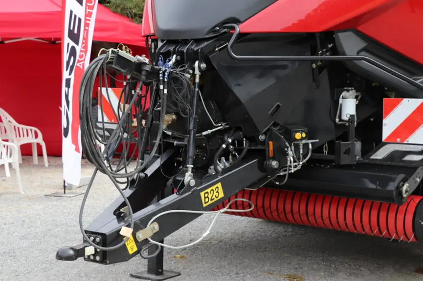 Le timon de la presse à haute densité Case IH LB 436 HD s'ajuste en hauteur. © D. Laisney