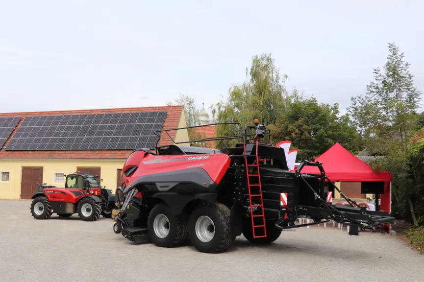 Une échelle et des garde-corps sécurisent l'accès aux noueurs de la presse à haute densité Case IH LB 436 HD.  © D. Laisney