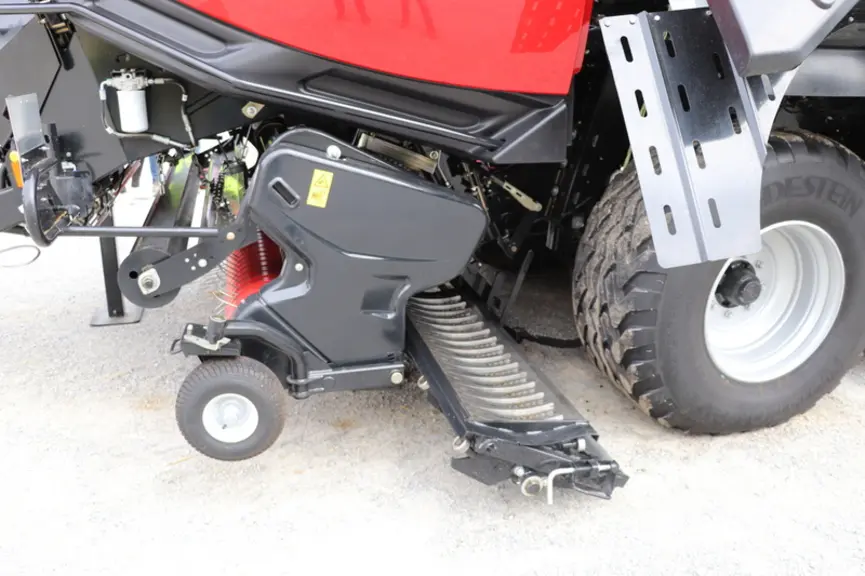 Les couteaux du système de coupe de la presse à haute densité Case IH LB 436 HD coulissent sur le côté pour faciliter leur dépose. © D. Laisney