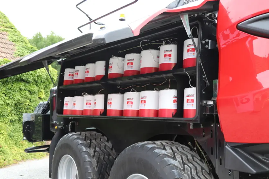 Les réserves de ficelle se répartissent des deux côtés de la presse haute densité Case IH LB 436 HD. © D. Laisney