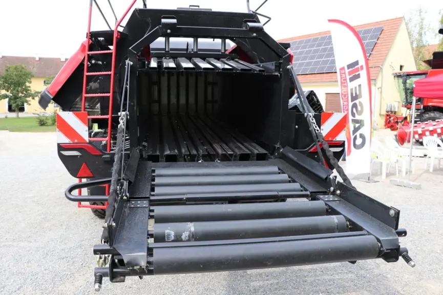 La presse à haute densité Case IH LB 436 HD dispose d'une rampe d'éjection de balles à rouleaux.  © D. Laisney