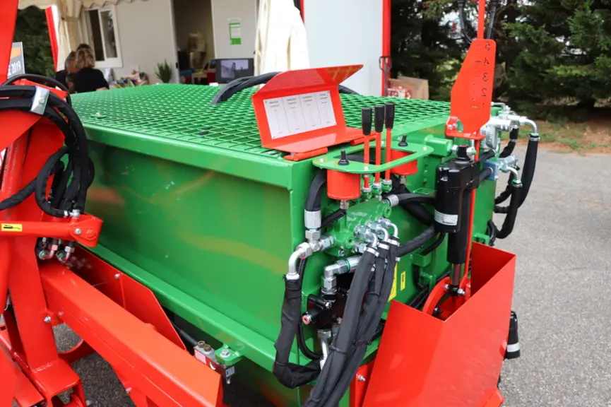 La tête de désilage se pilote depuis le côté du godet D10MELTC de DLAND. © D. Laisney