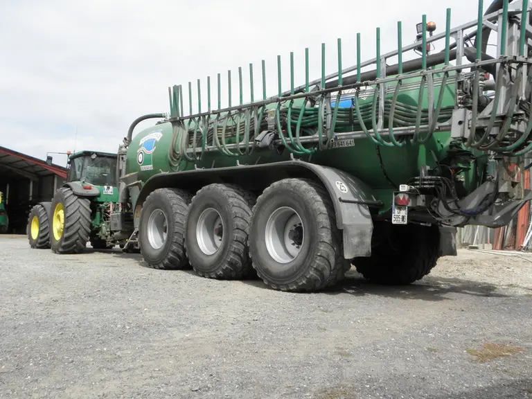 L’adoption de pneus VF sur le tracteur et le véhicule remorqué constitue un ensemble cohérent, capable d’évoluer au champ à des pressions de gonflage