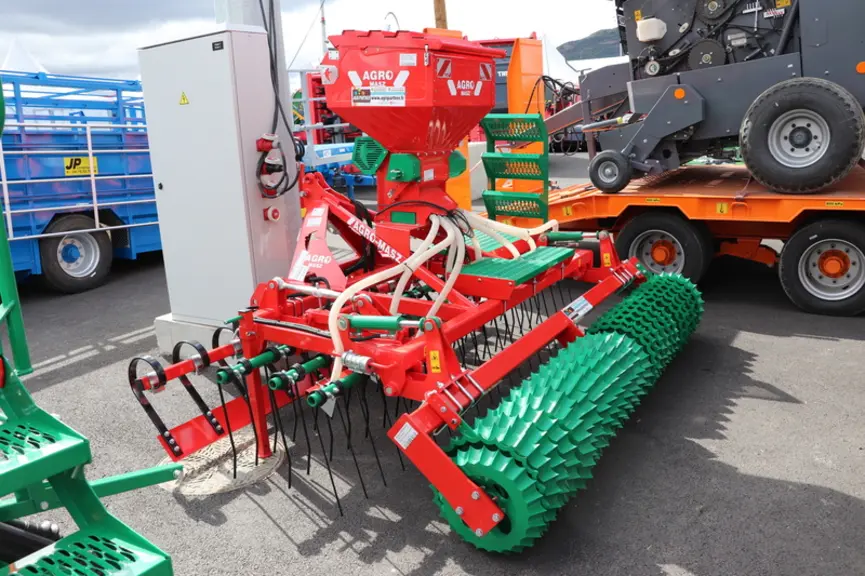 Distribué par Agripartner, le régénérateur de prairie Agro-Masz présente une largeur de travail de 3 m. © D. Laisney