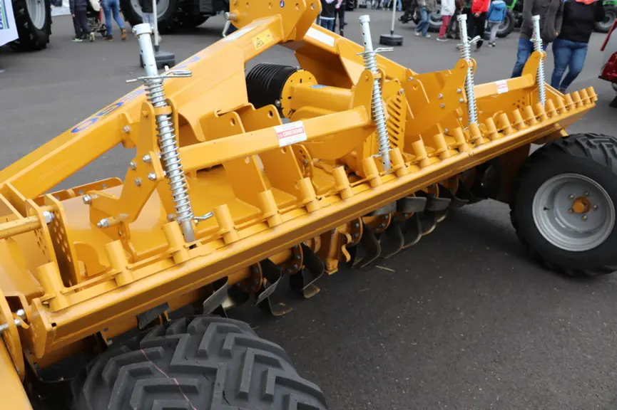 La rampe de semis à la volée de la fraise rotative FZ d'Alpego est alimentée par une trémie frontale. © D. Laisney