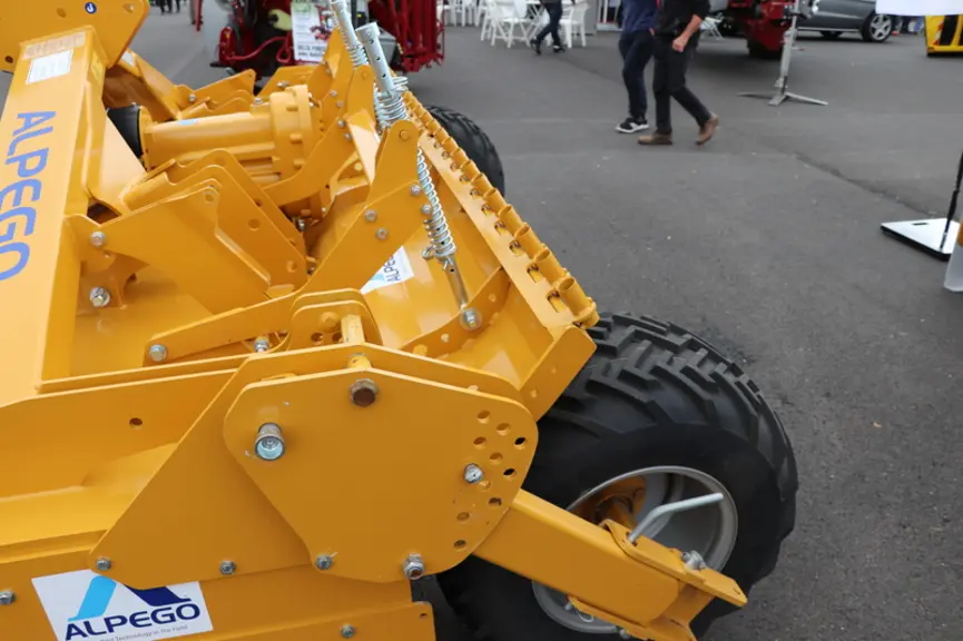 Le montage sur pivot des roues de la fraise Alpego FZ permet de les mettre à l'extérieur durant le semis. © D. Laisney