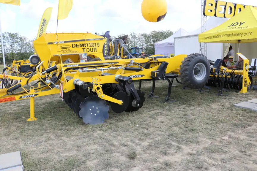 Présenté dans une version à châssis fixe de 3 m de large, l’Actros intègre deux rangées de disques de 660 mm et deux rangées de dents montées sur des