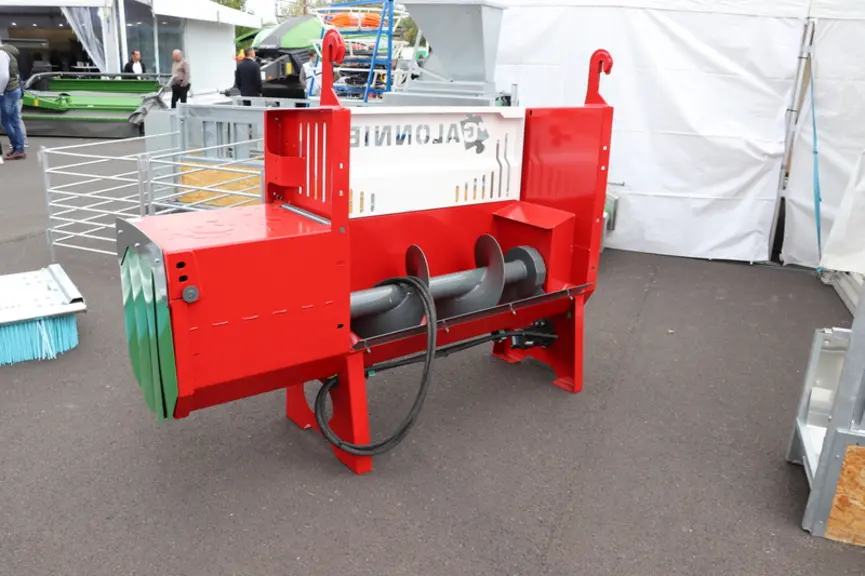 Une trémie distributrice s'adapte sur la dérouleuse automotrice Galonnier. © D. Laisney