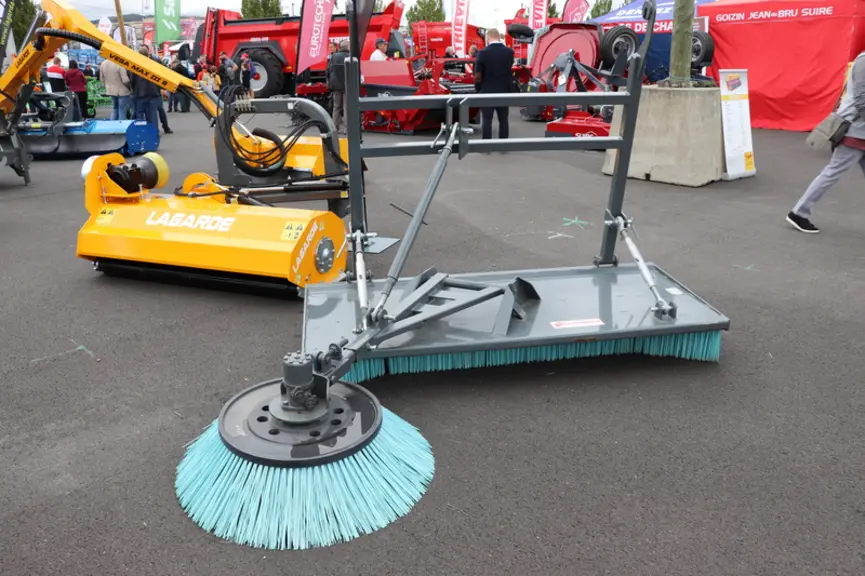 La dérouleuse automotrice Galonnier se complète d'un balai. © D. Laisney