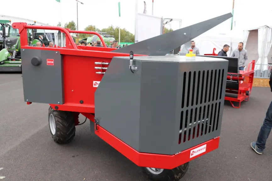 La dérouleuse automotrice Galonnier est animée par un moteur diesel de 33 ch. © D. Laisney