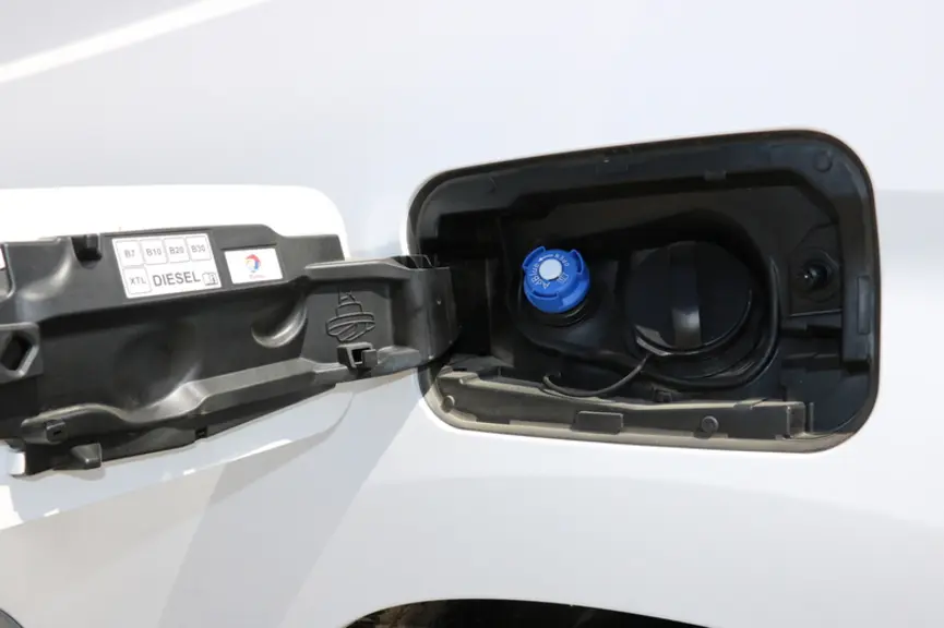Essai du Citroën Berlingo Van 1.6 BlueHDI 100 : Plein d'AdBlue au niveau de la trappe à carburant © M. Portier