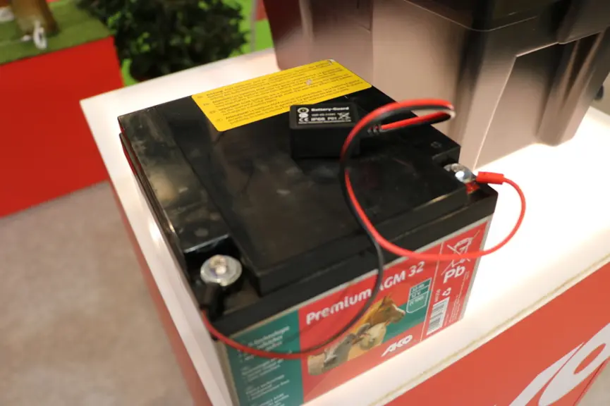 Boîtier Bluetooth pour contrôler le niveau de charge de la batterie d'un électrificateur © M. Portier