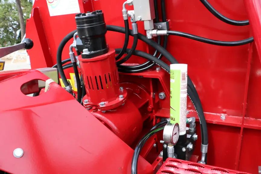 La désileuse-mélangeuse traînée V-Mix Fill de BVL reçoit un système de graissage automatique et une assistance hydraulique pour la turbine de paillage