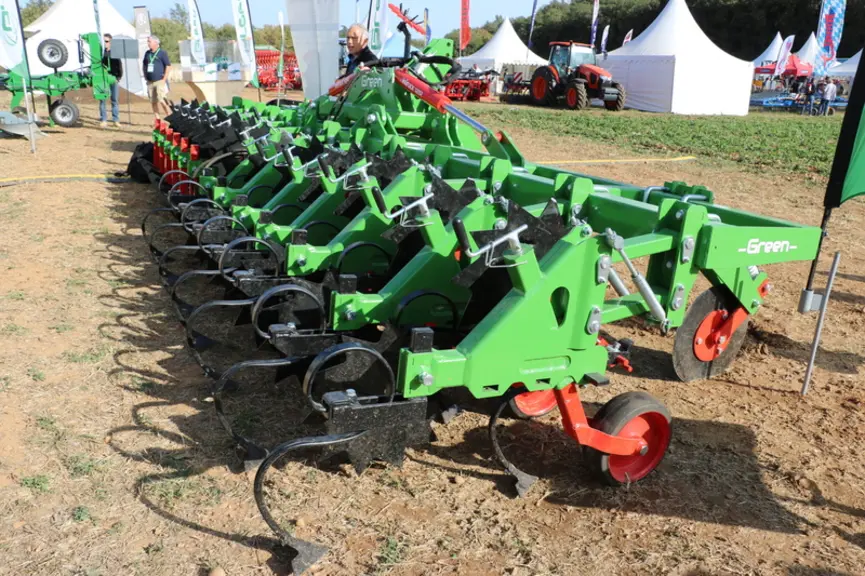 Présentée en modèle 12 rangs à 50 cm d'écartement, la bineuse Winxx de Green Vision profite d'un châssis et d'éléments lourds © M. Portier