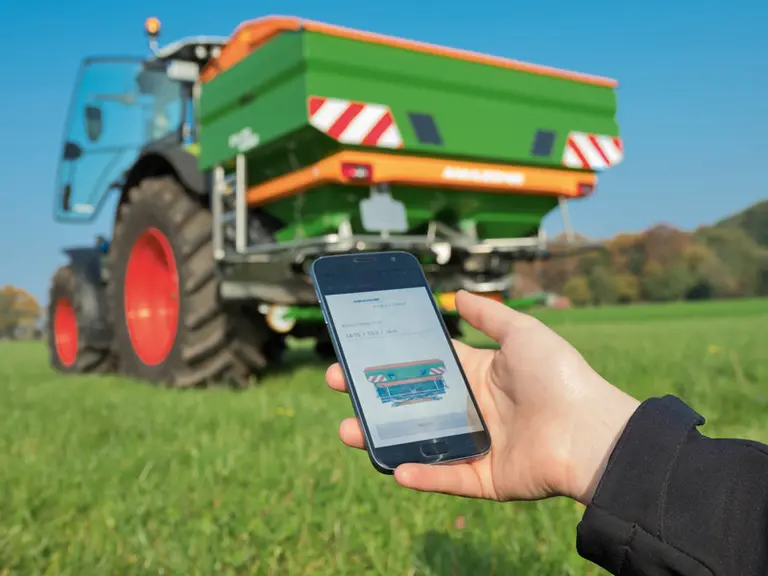 Le réglage de l’épandeur à l’aide d’une application sur Smartphone permet de profiter des dernières mises à jour en termes de formulations d’engrais t