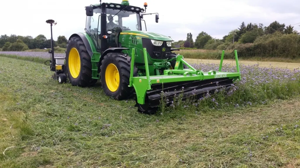 Les modèles fixes à attelage double (avant/arrière) peuvent être combinés avec un déchaumeur pour éviter les bourrages ou à un semoir en privilégiant