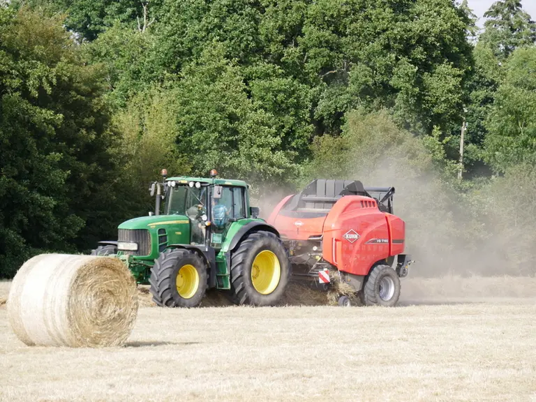 Les nouvelles presses Kuhn VB série 7100 s’adressent essentiellement aux exploitations, Cuma et ETA réalisant plus de 4 000 balles par an. © D. Laisne