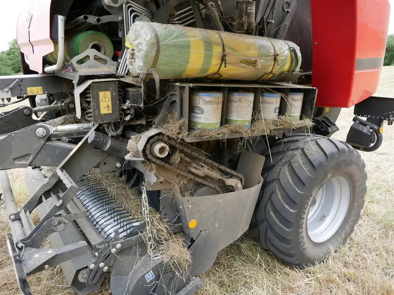 La presse Kuhn VB 7190 i-Dense dispose de chaque côté d'un stockage pour quatre bobines de ficelle. © V. Garnier