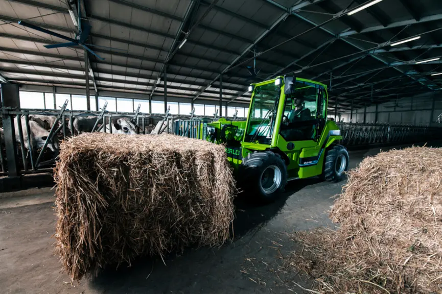Le chargeur télescopique Merlo E-worker présente une capacité de charge de 2 500 kg. © Merlo