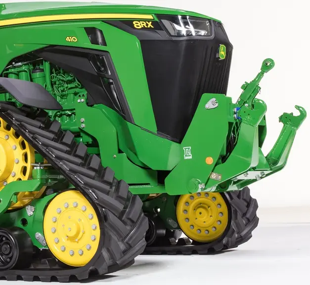 Le relevage avant Laforge des John Deere 8RX présente une capacité de 6 500 kg. © Laforge