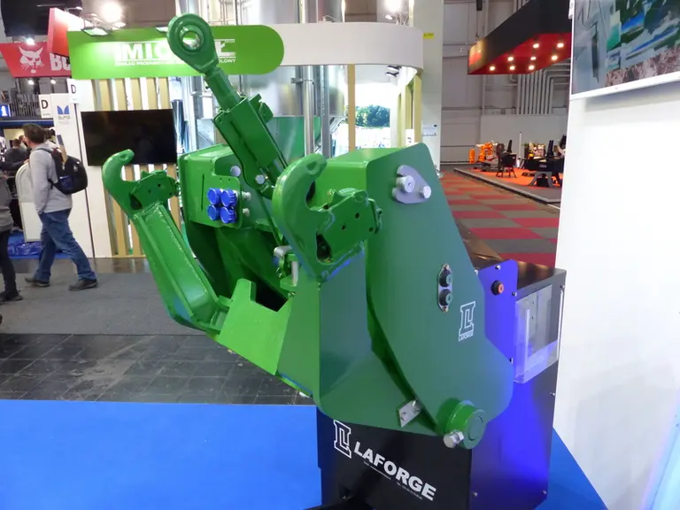 La fonction Powerfold de Laforge dispense de replier manuellement les bras de relevage.  © D. Laisney