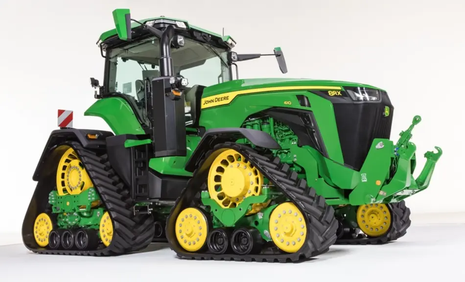 Le relevage avant des John Deere 8 RX est posé par Laforge dans son usine américaine. © Laforge