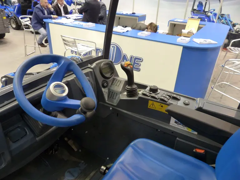 La minichargeuse électrique MultiOne EZ 8 se contrôle avec un joystick. © D. Laisney