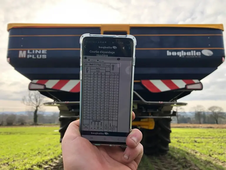 Les applications sur smartphone permettent de gagner du temps lors du réglage de l'épandeur d'engrais. © ETA du Val de Sée