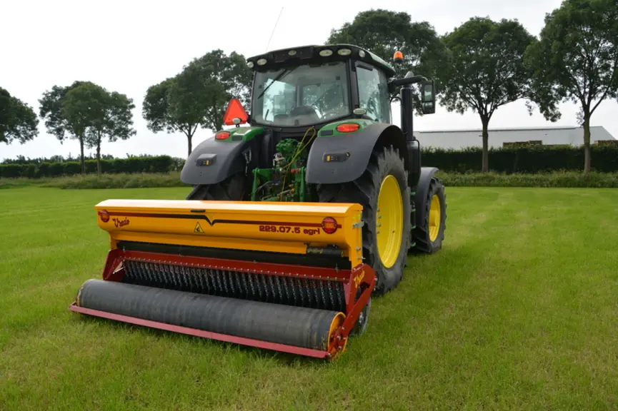 Le semoir à doubles disques Vredo implante tous les 7,5 cm. © Vredo