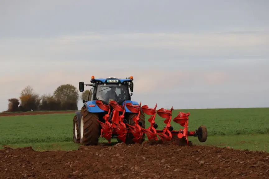 La charrue Kuhn Varimaster L Smart Ploughing se complète en option de l'automatisme Line relevant individuellement les corps. © D. Laisney