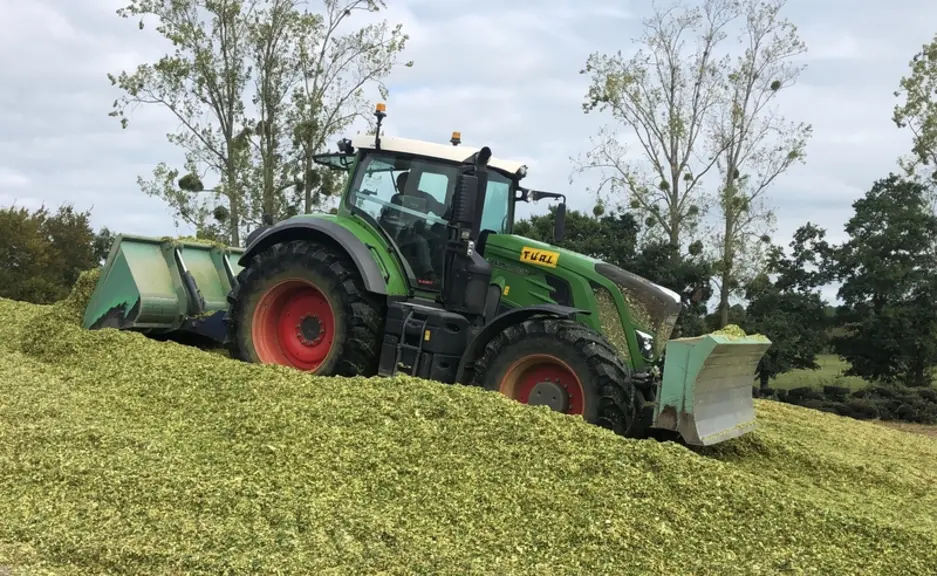 Pour une bonne conservation du fourrage, les engins utilisés pour tasser doivent permettre d’atteindre une densité de 220 à 250 kg/m3.  © Tual SARL