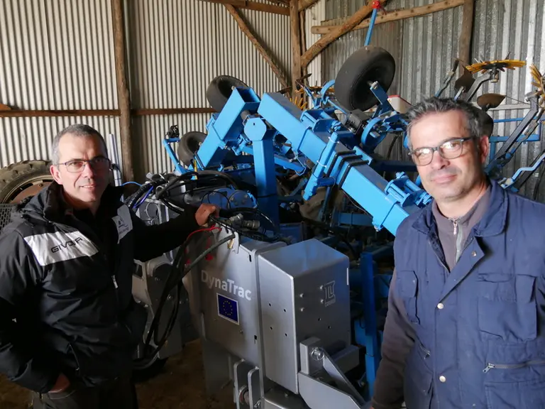 Berthy et Laurent Talbot réalisent du binage de précision grâce à l’interface Laforge Dynatrac. © D. Laisney