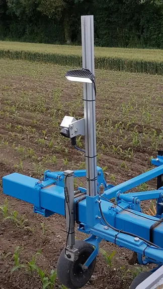 Le phare ajouté au-dessus du capteur optique est allumé en permanence pour renforcer la qualité de détection des plantes. © Gaec Talbot