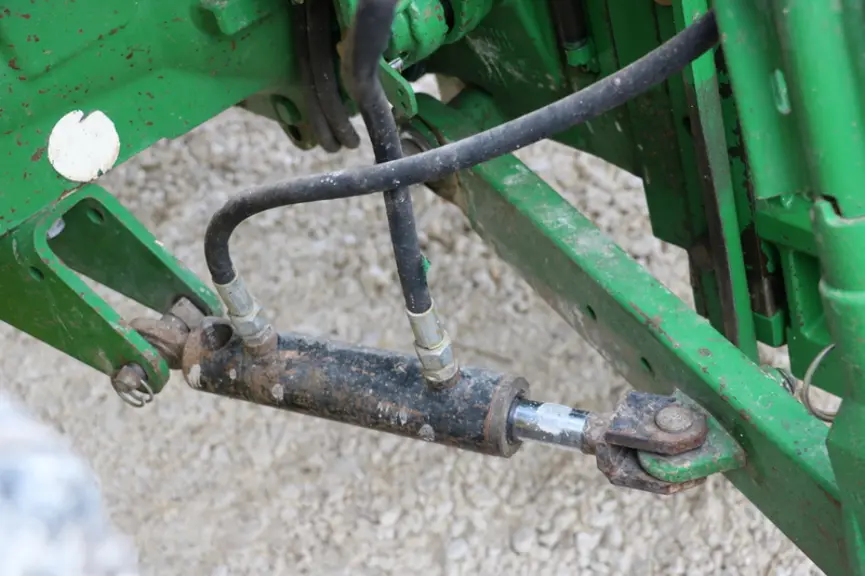 Le stabilisateur hydraulique équipant le relevage du tracteur pour corriger la trajectoire de la bineuse. © M. Portier