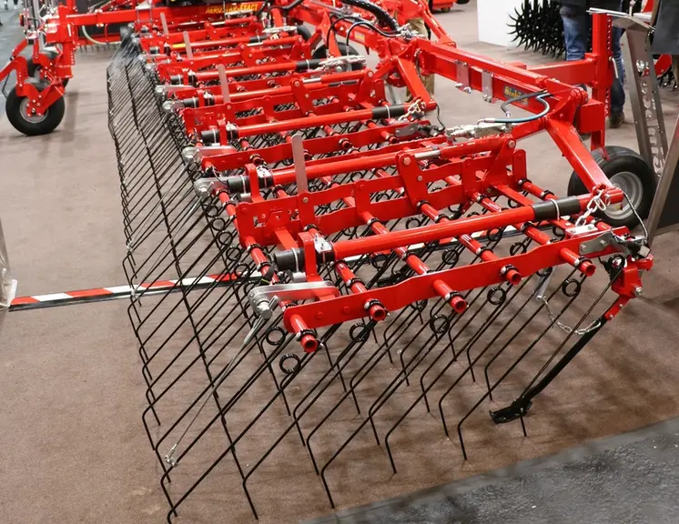La herse étrille Aerostar Exact de Einböck reçoit pour chaque élément, un capteur de hauteur et un capteur analysant la déformation d'une dent. © M. P