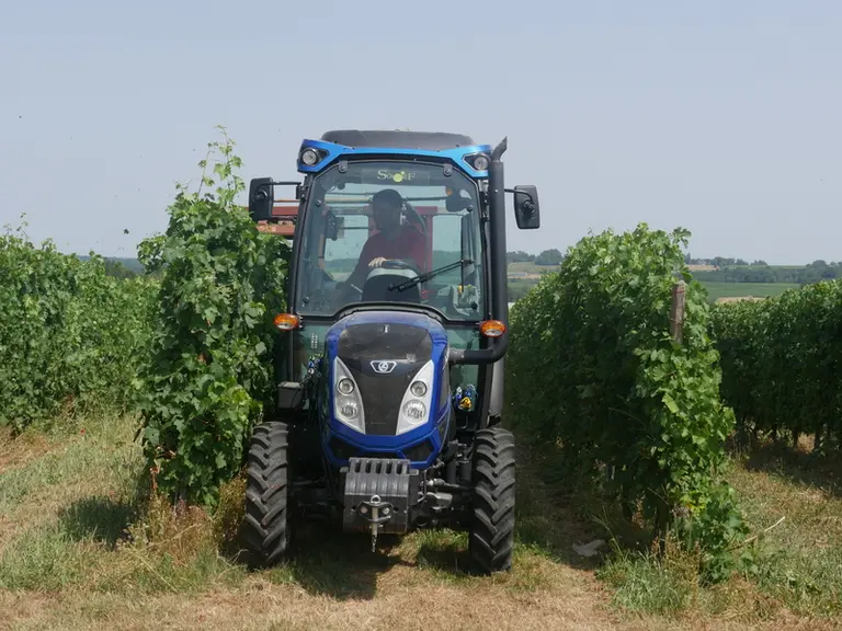 Le capot du Landini Rex 4 est bas et fin. © L. Vimond