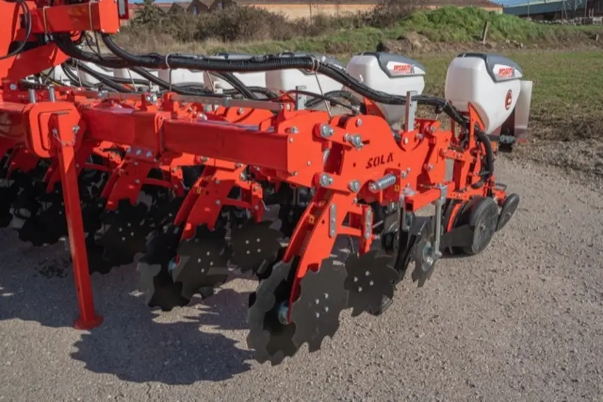 Le semoir monograine Prosem K strip-till bénéficie de l'interrang variable. © Sola