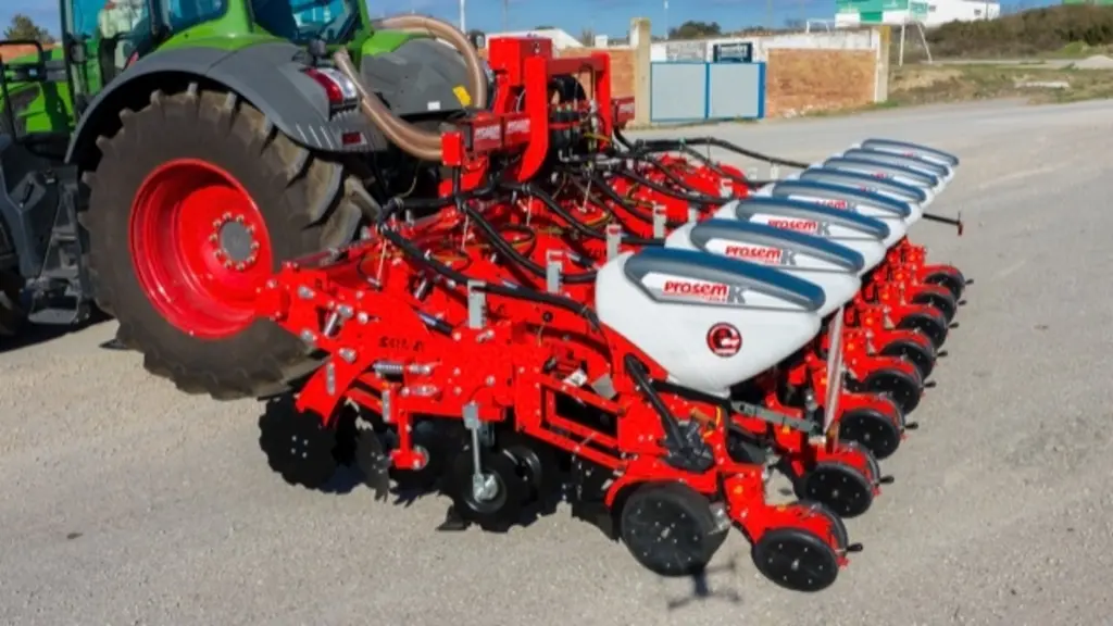 Le semoir monograine Prosem K strip-till dispose de trémies à semences de 55 litres. © Sola