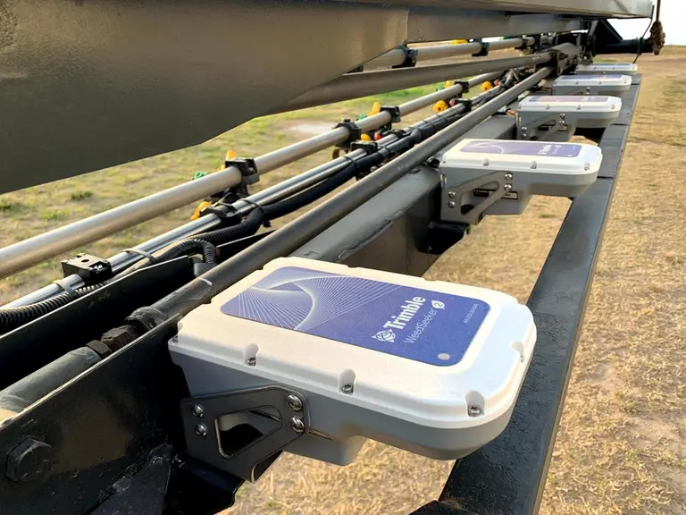Le module Weedsekker 2 de Trimble se fixe tous les 50 centimètres sur la rampe. © Trimble