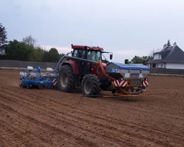 Le système de fertilisation localisée du semoir monograine Monosem est alimenté par une trémie frontale Alpego valorisée également avec le semoir en l