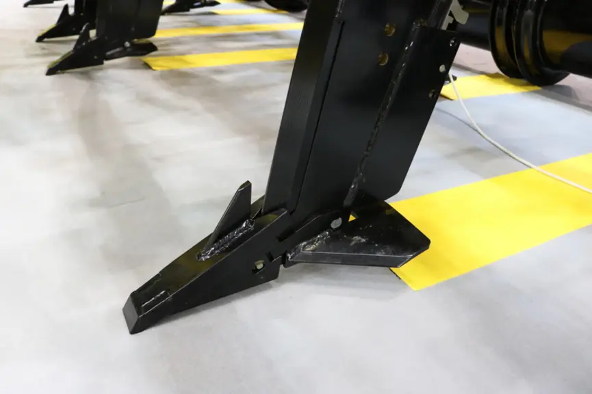 Le décompacteur strip-tiller TerraStrip de Bednar peut recevoir des dents Zero Mix générant un ameublissement en profondeur sans mélanger la terre en
