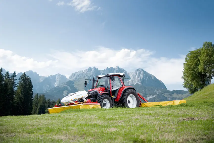 Le tracteur Lindner Lintrac LS est équipé en option d'un relevage avant à gestion électronique. © Lindner