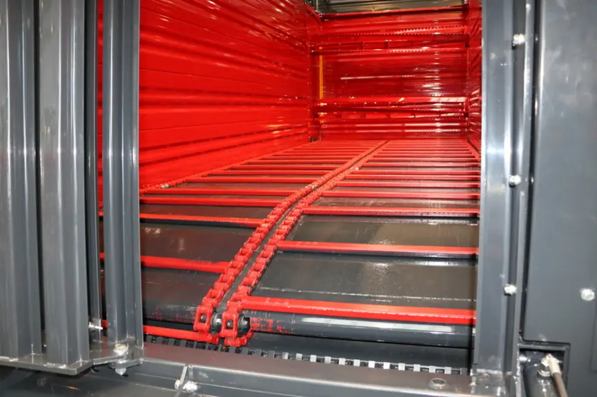 Les remorques autochargeuses Schuitemaker Rapide intègrent une trappe d'accès sur la paroi frontale. © M. Portier