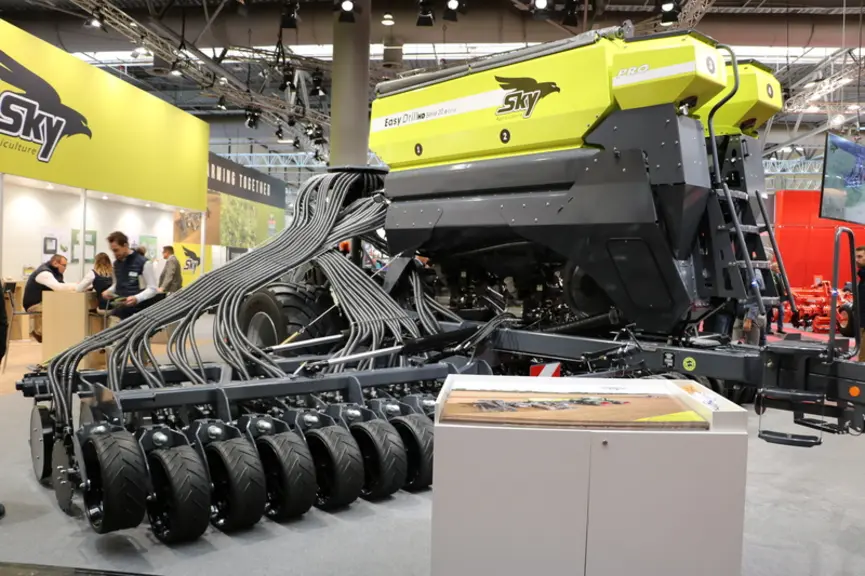 Les semoirs Maxidrill et Easydrill de Sky s’équipent d’une quatrième trémie. © M. Portier