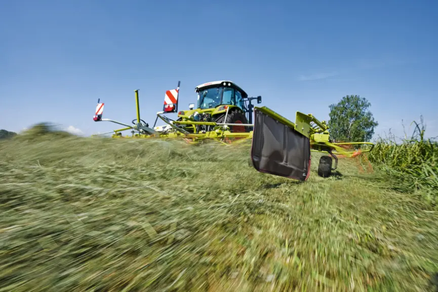 Le réglage de la faneuse et de l'andaineur influe sur leur longévité et la qualité du produit récolté. © Claas