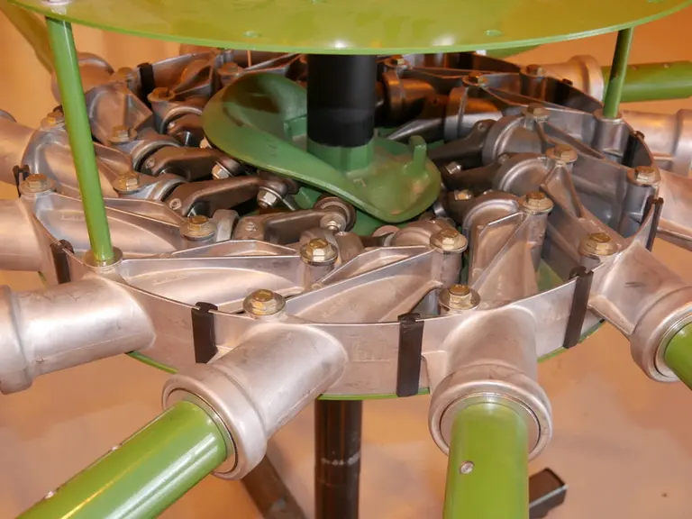 Certains constructeurs comme Krone utilisent des boîtiers d'andaineurs sans entretien. © D. Laisney