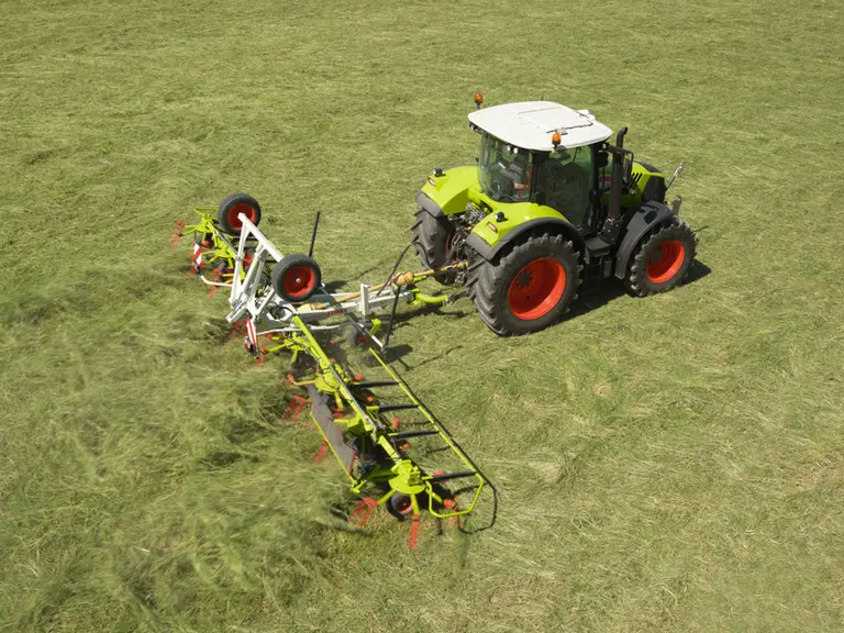 Pour la faneuse comme pour l’andaineur à rotor, le bon sens consiste à éviter de gratter le sol, sous peine de polluer le fourrage avec la terre, mais