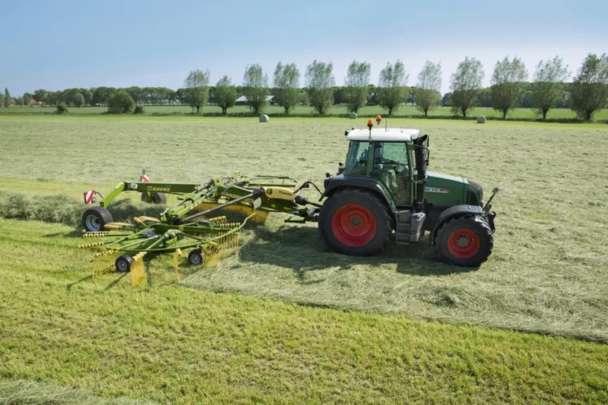 L’andainage s’effectue à un régime de prise de force modéré (350 à 450 tr/min chez Krone), afin de réaliser des andains réguliers et de limiter la con