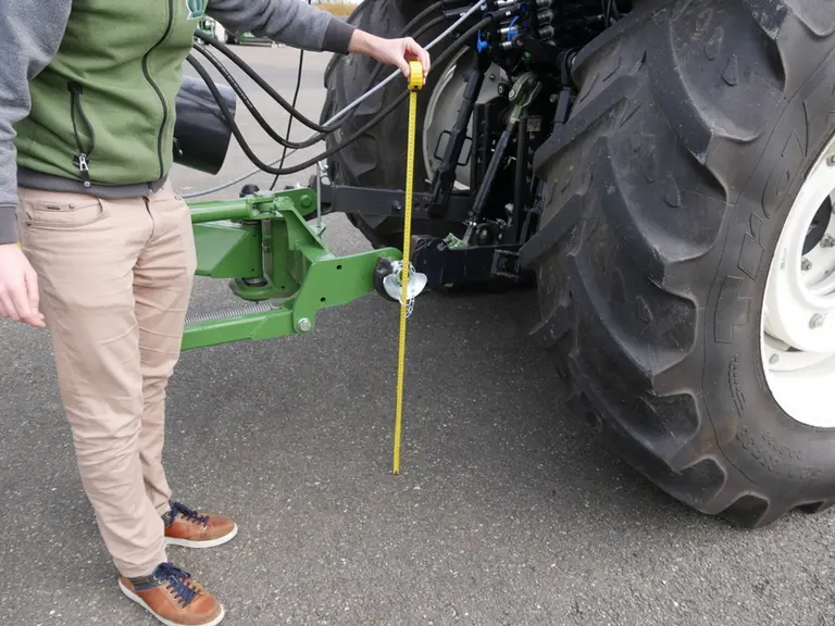 Une hauteur d’attelage est à respecter pour garantir un parfait fonctionnement de l’andaineur et respecter ses composants. Krone préconise 66 cm entre